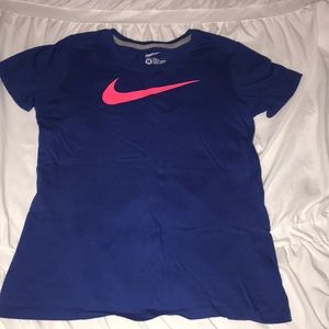 Medium Women’s slim fit Nike T-shirt